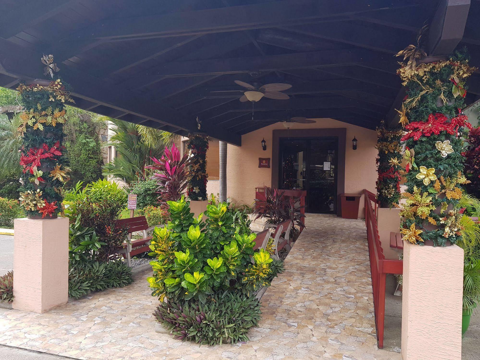 Clarion Suites Roatan At Pineapple Villas French Harbour Екстер'єр фото