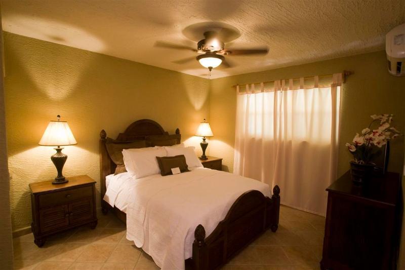 Clarion Suites Roatan At Pineapple Villas French Harbour Екстер'єр фото